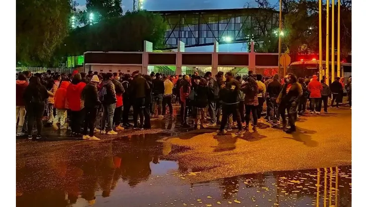 Miles de hinchas llegaron al estadio Zorros del Desierto y se quedaron sin ver el partido por la suspensión que decretaron las autoridades