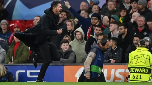 Diego Simeone salió de la cancha en medio de botellazos desde las galerías