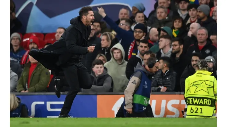 Diego Simeone salió de la cancha en medio de botellazos desde las galerías