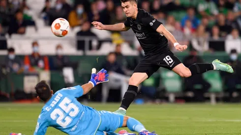 Claudio Bravo fue titular en el duelo de ida ante el Eintracht Frankfurt.