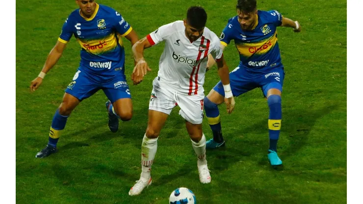 Leandro Díaz no podrá estar contra Everton por suspensión