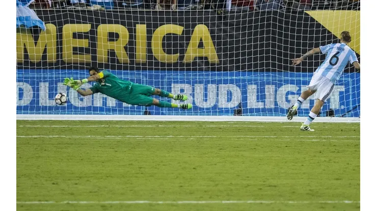 La FIFA se olvida de Claudio Bravo entre los arqueros que atajan penales...