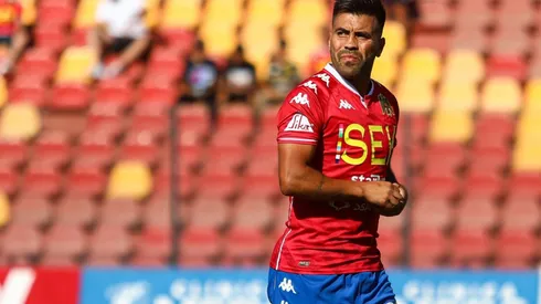 El Bulldog anticipó lo que será el choque ante la U en el estadio Lucio Fariña de Quillota, cancha en la que ya ha sufrido defendiendo la camiseta azul, y reconoció que el pasto sintético no es su terreno predilecto.