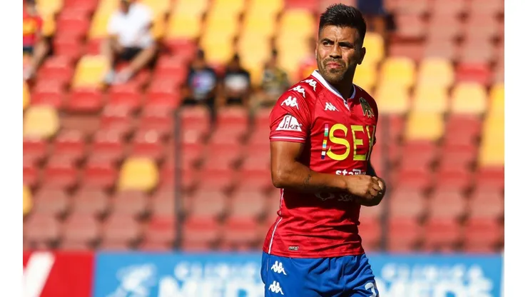 El Bulldog anticipó lo que será el choque ante la U en el estadio Lucio Fariña de Quillota, cancha en la que ya ha sufrido defendiendo la camiseta azul, y reconoció que el pasto sintético no es su terreno predilecto.