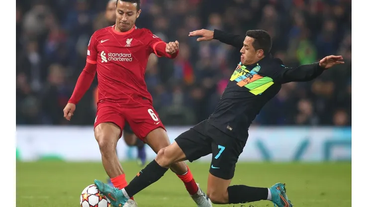 Alexis Sánchez fue una de las figuras, pero terminó expulsado ante el Liverpool