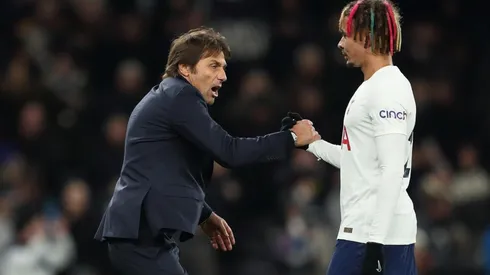 Antonio Conte junto a Dele Alli en el Tottenham
