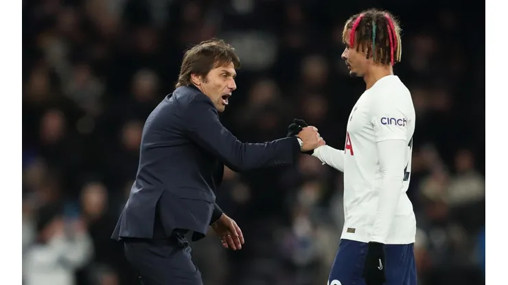 Antonio Conte junto a Dele Alli en el Tottenham