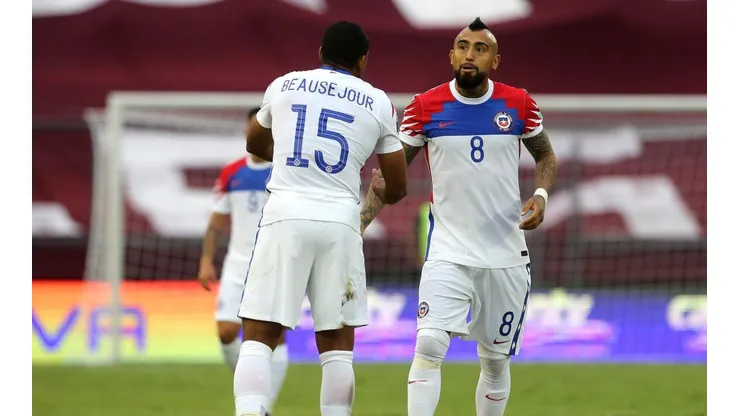 Vidal y Beausejour en el duelo frente a Venezuela por las Eliminatorias a Qatar 2022 en noviembre de 2020