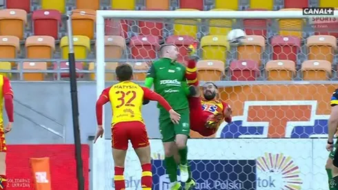 Bogdan Tiru intenta una chilena pero no le da al balón