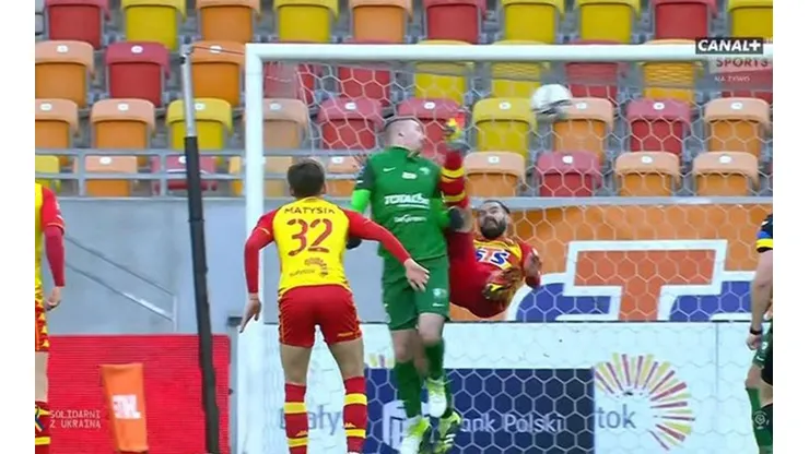 Bogdan Tiru intenta una chilena pero no le da al balón