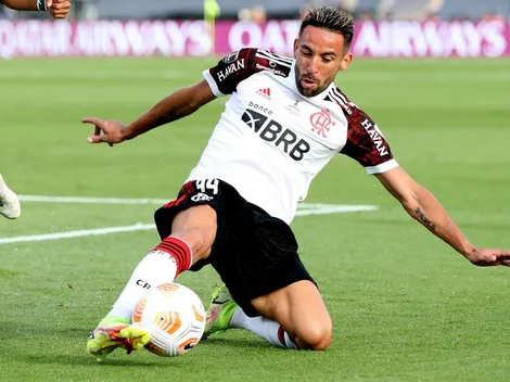 Duro castigo de Flamengo a Isla por irse de fiesta con Edu Vargas