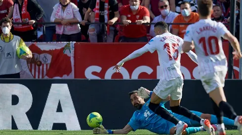 Claudio Bravo cometió penal y de ahí salió el primer gol de Sevilla.