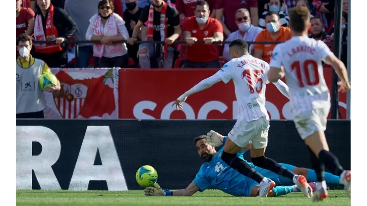 Claudio Bravo cometió penal y de ahí salió el primer gol de Sevilla.