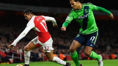 Van Dijk jamás ha podido ganarle a Alexis Sánchez