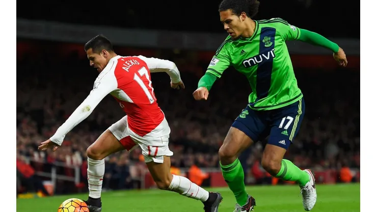 Van Dijk jamás ha podido ganarle a Alexis Sánchez