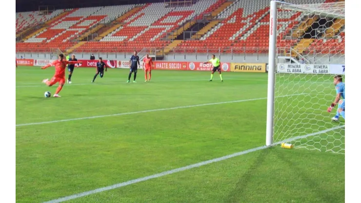 David Escalante marcó de penal el primer gol de Cobreloa en la temporada 2022 de Primera B