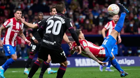 Ángel Correa hizo golazo de chilena pero fue anulado.