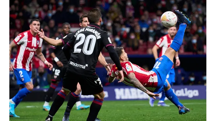 Ángel Correa hizo golazo de chilena pero fue anulado.