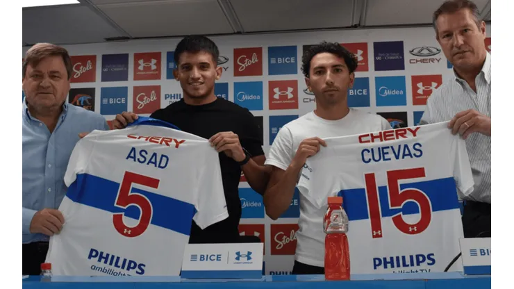 Cuevas y Asad con la camiseta de la UC