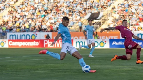 El uruguayo no desaprovechó la oportunidad para marcar el primer gol.