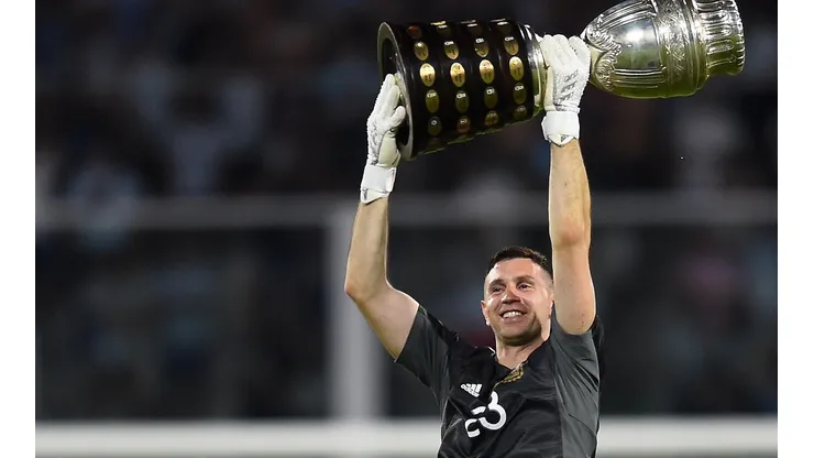 Emiliano Martínez levantó la Copa América en Córdoba