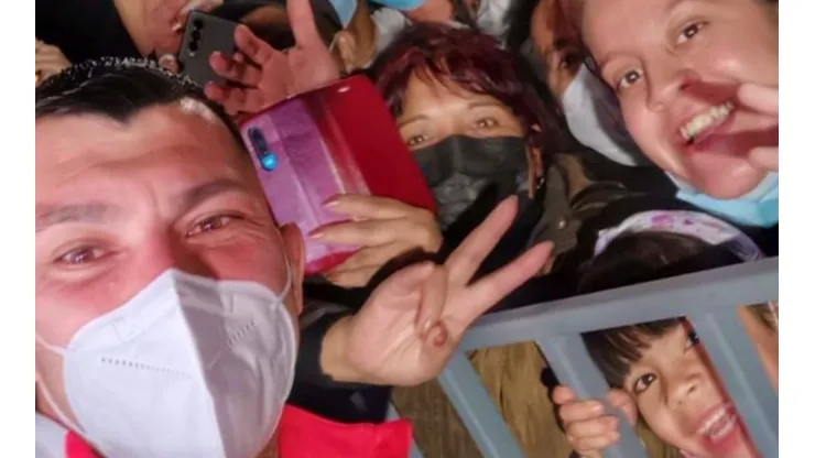¡Selfie! Esta fanática compartió con Redgol su registro fotográfico con Gary Medel, en la llegada de la selección chilena a Calama con miras a las Eliminatorias Qatar 2022