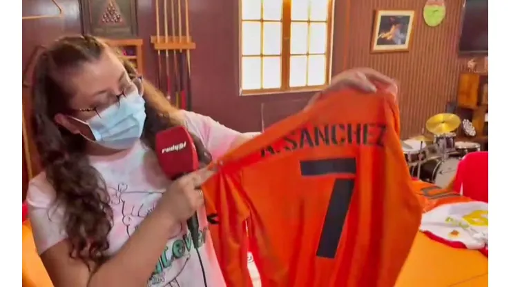 La espectacular colección de camisetas de Alexis Sánchez y Charles Aránguiz que posee la Familia Astorga