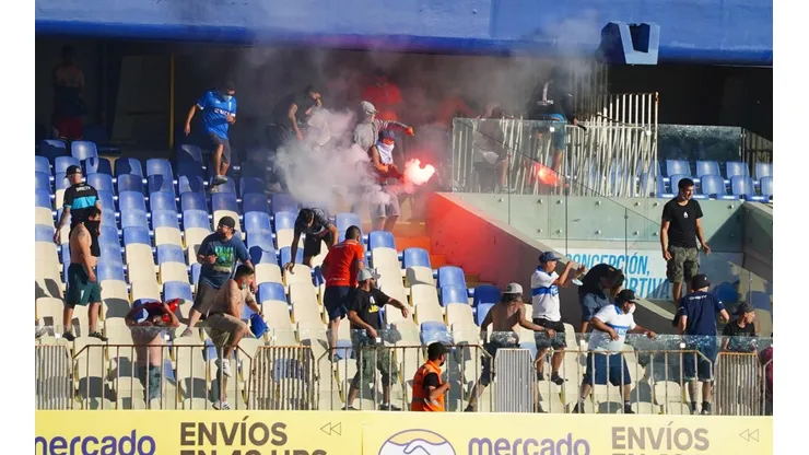 El partido fue interrumpido por desmanes entre barristas albos y cruzados.
