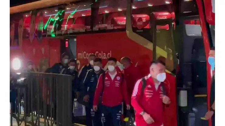La selección chilena arribó de madrugada a Calama y se encontró con un millar de hinchas alentando de cara a las Eliminatorias Qatar 2022