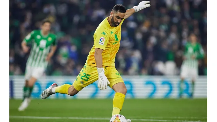 Bravo volvió y no quiere soltar el arco de Betis