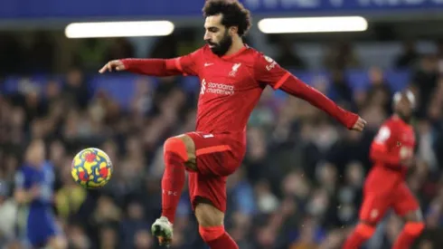 Salah le pasa la pelota a Liverpool para que defina su futuro