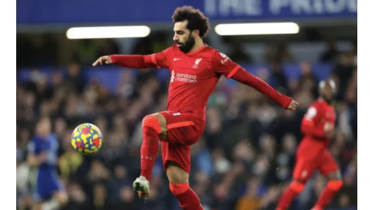 Salah le pasa la pelota a Liverpool para que defina su futuro