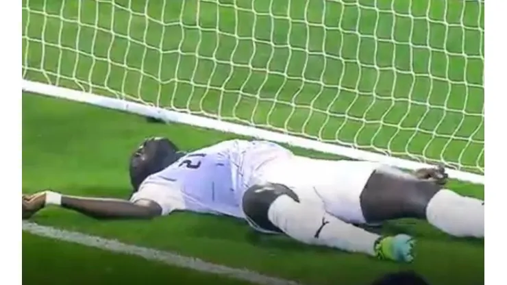 Ousmane Coulibaly colapsó dentro de una de las porterías.