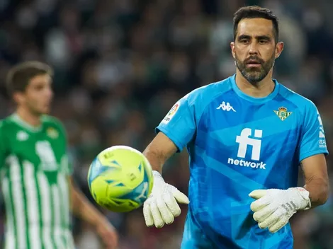 Celebra la Roja: Bravo vuelve a las prácticas con el Betis