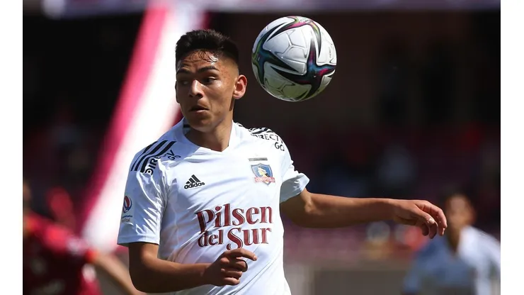 Colo Colo sube al avión a 14 juveniles para su pretemporada en Argentina.