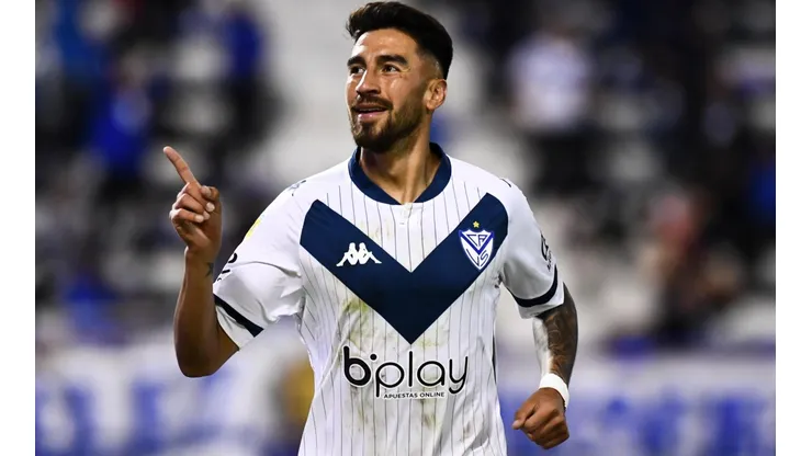 Juan Martín Lucero llega a los albos con buenos números en Vélez Sarsfield.