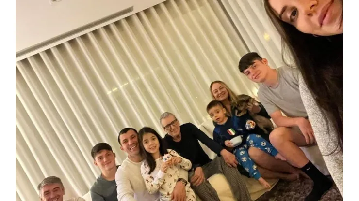Gary Medel comparte fotografía con la familia de su esposa y junto a sus hijos.