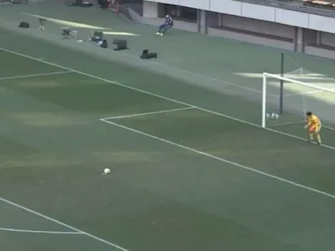 Insólito: jugador japonés lanzó el penal más largo de la historia