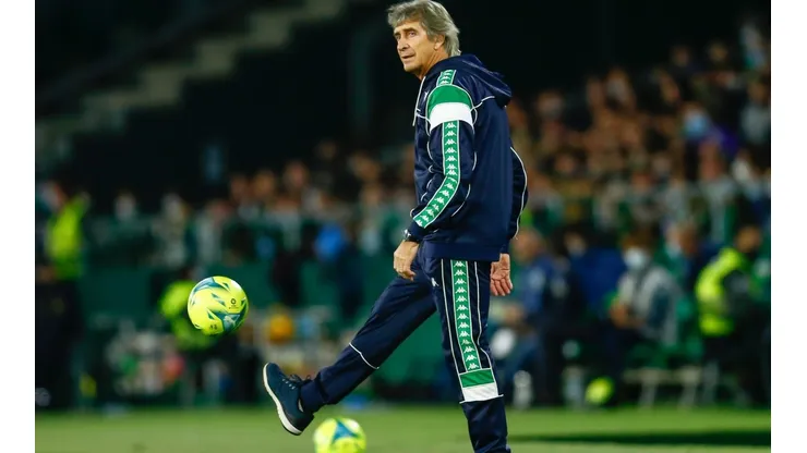 Quien quiera sacar al técnico chileno del Betis tendrá que romper el chanchito y gastar una gran suma de dinero.