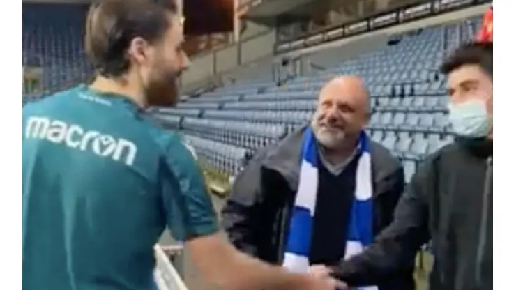 El delantero inglés de madre chilena protagonizó un diálogo con varias de nuestras más tradicionales palabras con dos hinchas nacionales en Inglaterra.