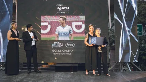 Helaine de Grange recibe de Piga Fernández, de ACHAGO, el reconocimiento Gol de Chilena en la Gala del Fútbol Femenino.