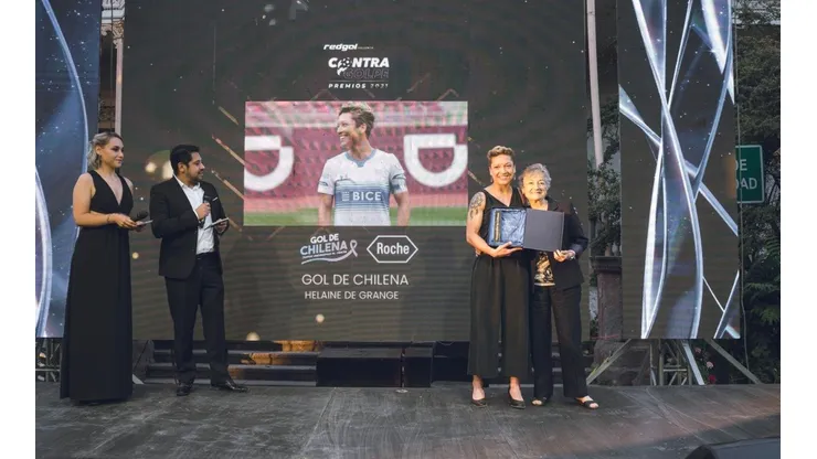 Helaine de Grange recibe de Piga Fernández, de ACHAGO, el reconocimiento Gol de Chilena en la Gala del Fútbol Femenino.