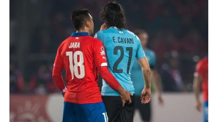 Gonzalo Jara revivió el dedo a Cavani en Copa América 2015.