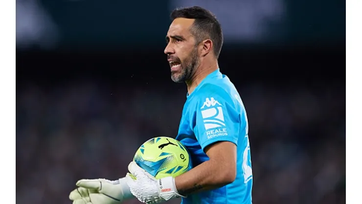 Claudio Bravo no se queda en los números y quiere hacer historia con el Betis