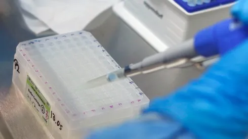 Covid-19 | Seremi de Salud detecta primer caso de Ómicron en la Santiago