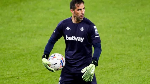 El chileno reapareció en las prácticas del Betis.