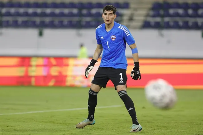 Vicente Reyes ya tiene experiencia atajando en las selecciones juveniles de Chile. | Foto: Photosport.