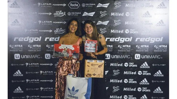 Carla Guerrero, acompañada de Estívaliz Monroy, directora de la Gala del Fútbol Femenino, tras el reconocimiento a Mejor Defensa Budweiser.