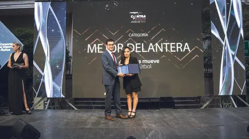 Javiera Grez, delantera de Colo Colo, recibiendo el reconocimiento como Mejor Delantera Volkswagen de la Gala del Fútbol Femenino 2021.