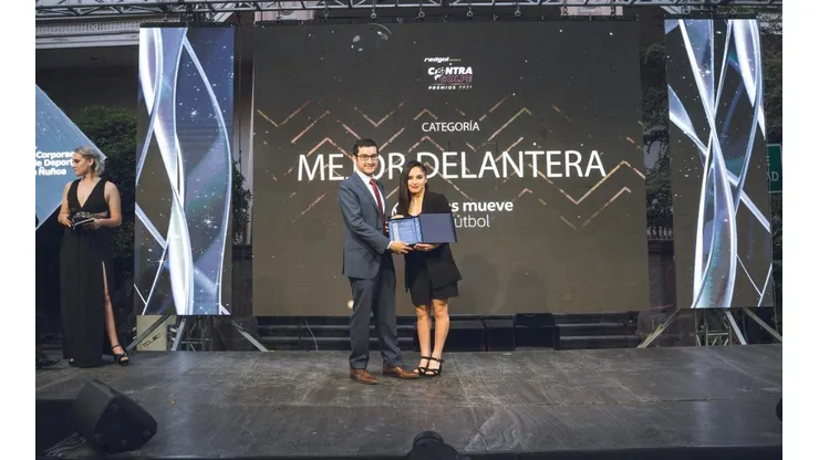 Javiera Grez, delantera de Colo Colo, recibiendo el reconocimiento como Mejor Delantera Volkswagen de la Gala del Fútbol Femenino 2021.
